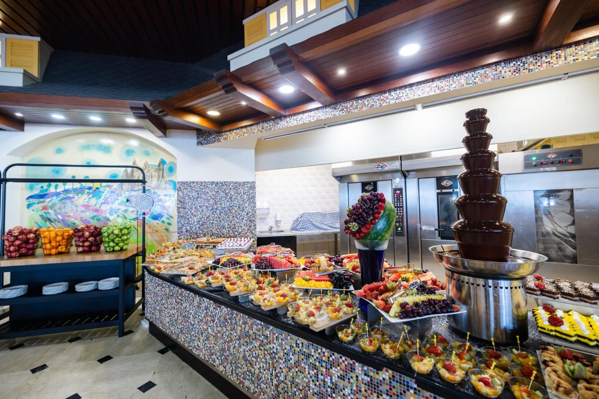 David Dead Sea Resort & Spa Ein Bokek Εξωτερικό φωτογραφία A chocolate fountain at a buffet