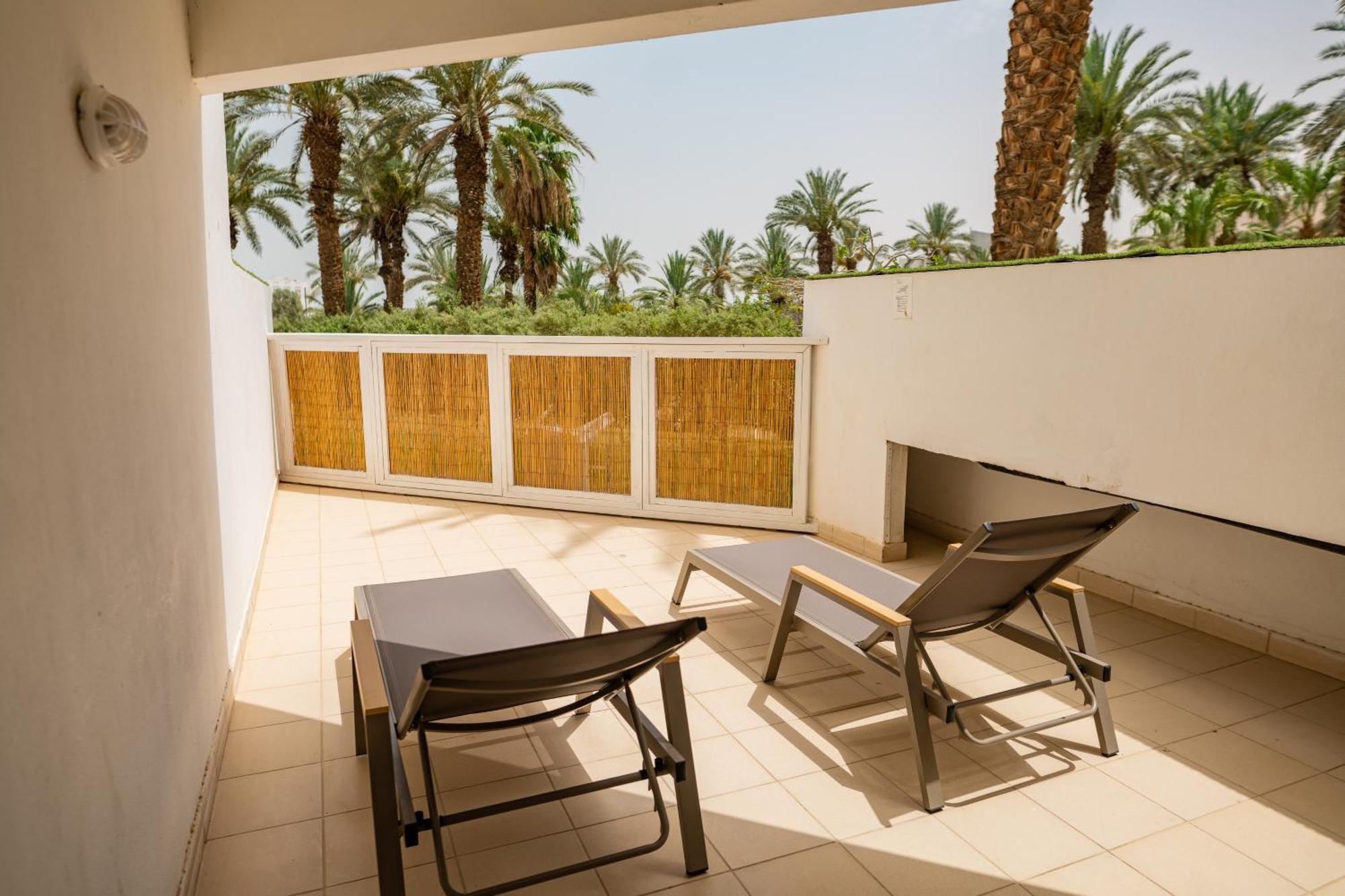 David Dead Sea Resort & Spa Ein Bokek Εξωτερικό φωτογραφία A balcony at the Dead Sea